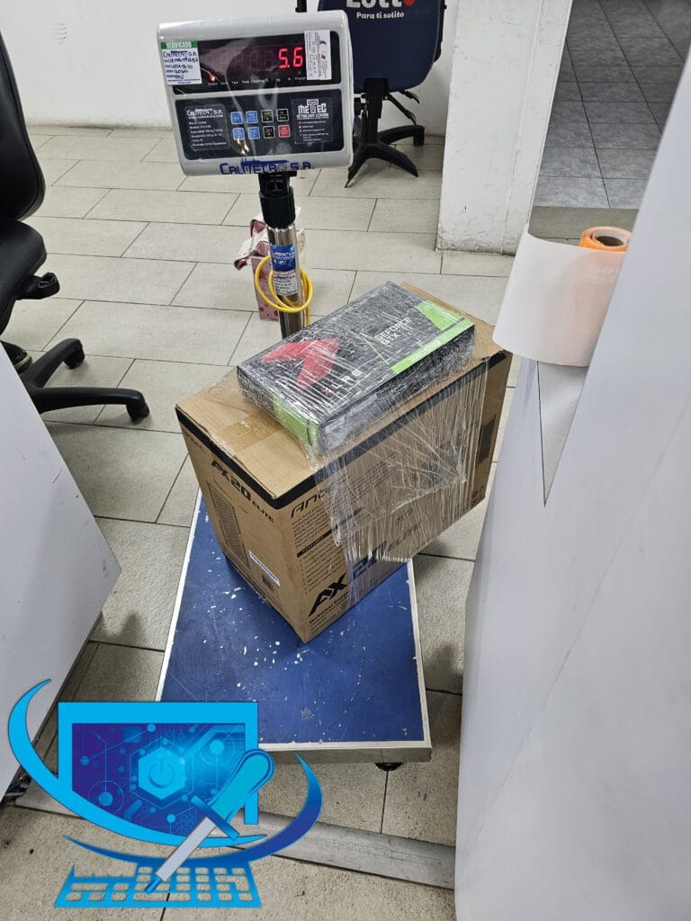 envio-seguro-componentes-pc-servientrega-guayaquil Cajas de hardware de computadora embaladas y en proceso de pesaje para envío logístico en Essential Store